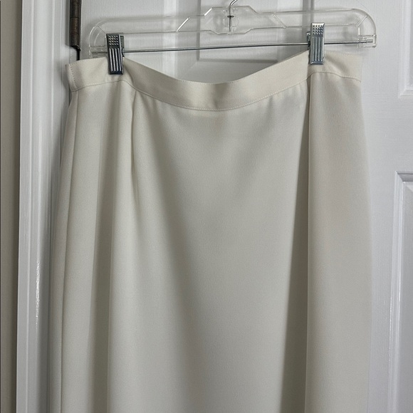 Chic White Maxi Skirt for Women - Picture 2 of 3